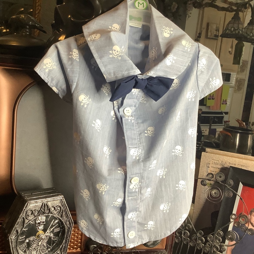WAG-A-TUDE ❤️‍🔥HOST PICK Velcro Skull & Crossbones Blue Dog Shirt w/ Bow Tie